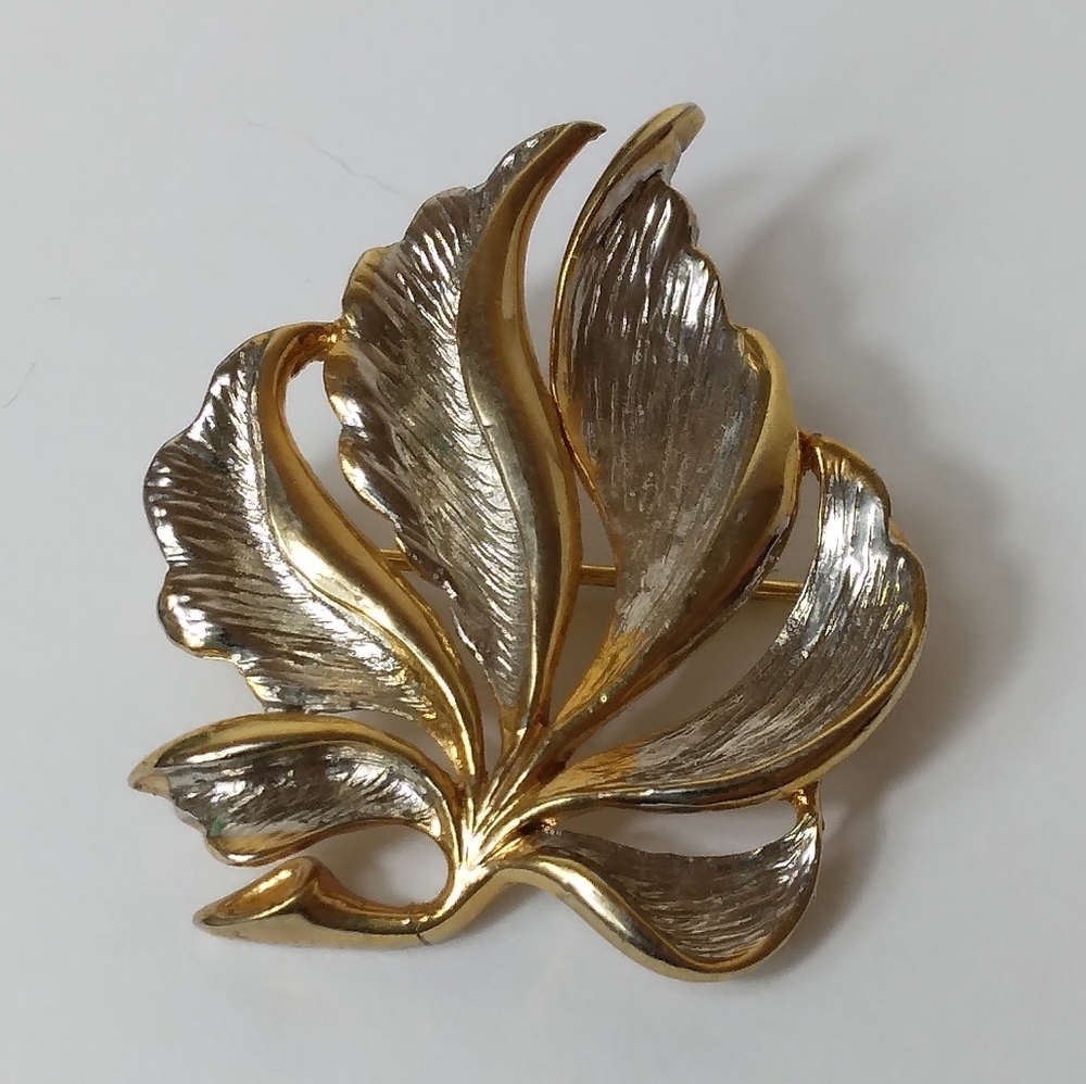 Vintage Unmarked Goltone and Silvertone Rolled Leaf Brooch
